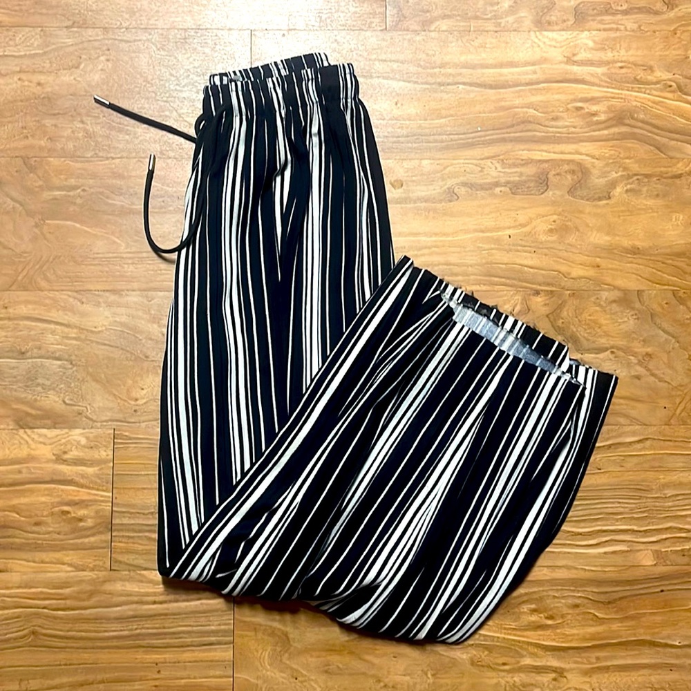 Black and white one size pants